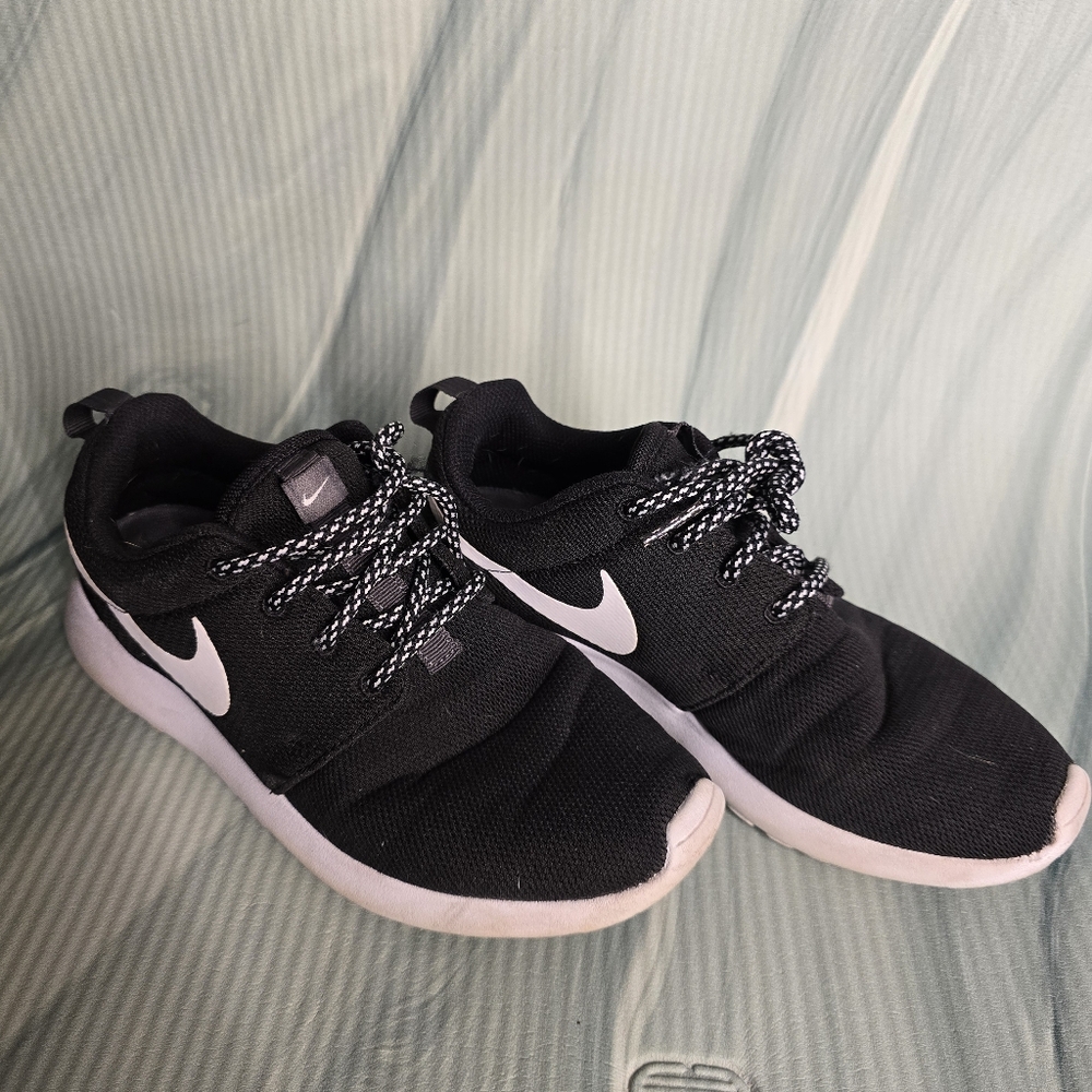 Nike Roshe Run Black And White Women's 6.5